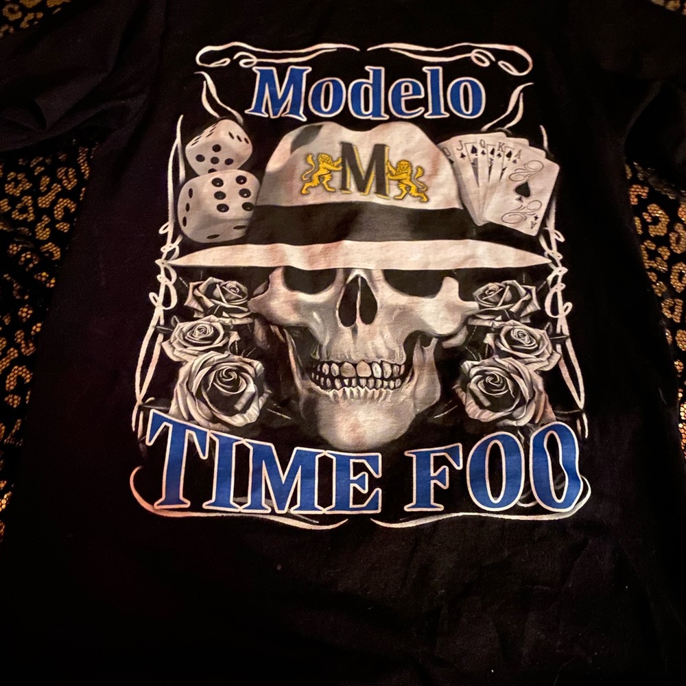 Modelo Graphic Tee